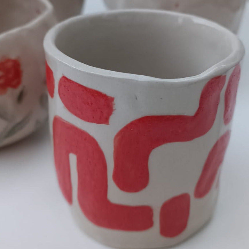 ein getoepferter Becher mit roter Bemalung der beim Handbuilding Workshop entstanden ist