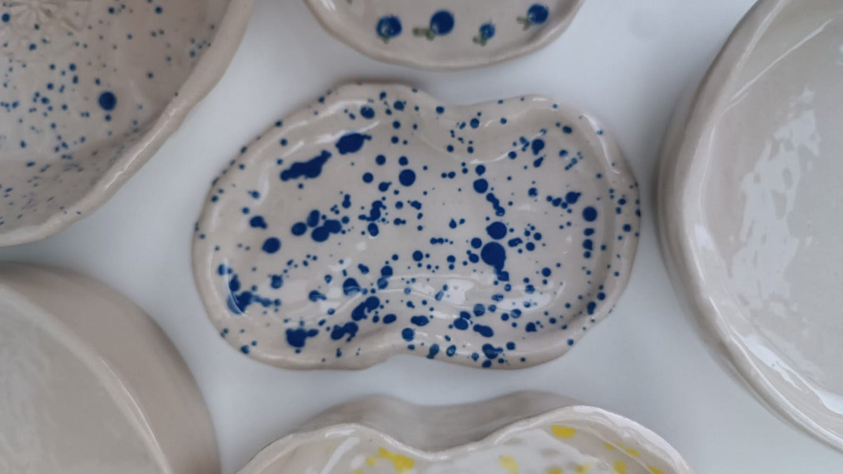 kleine getoepferte Schale mit blauen Sprenkeln